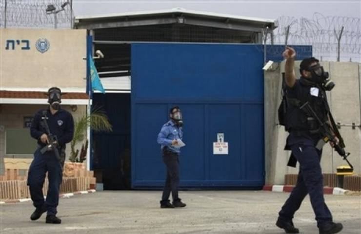 واعد: خطوات احتجاجية للأسرى ضد نقل أسرى أطفال