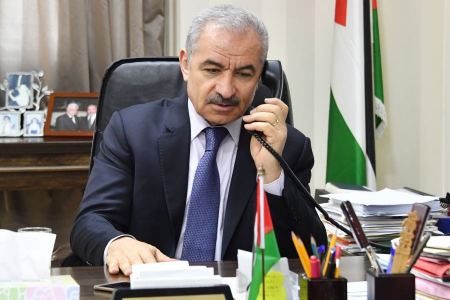 رئيس الوزراء يدين إرهاب المستوطنين المنظم على الشوارع بالضفة