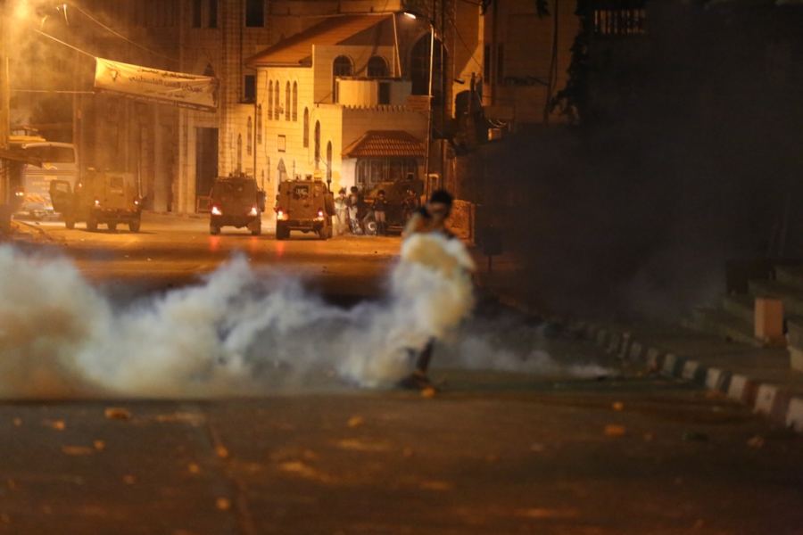 طوباس: الاحتلال يصيب شابا بقنبلة غاز في الرأس وآخرين بالاختناق خلال مواجهات