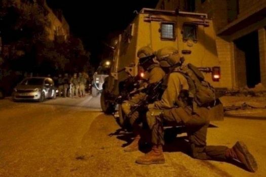 قوات الاحتلال تعتقل 3 مواطنين من طولكرم