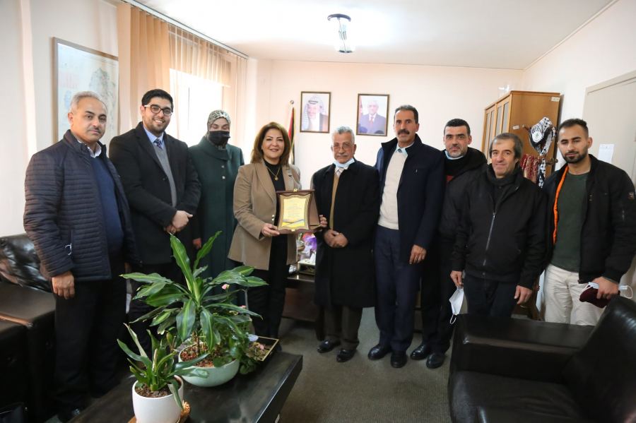 د. التميمي تبحث مع الجمعية الفلسطينية للطاقة الشمسية والمستدامة سبل التعاون المشترك