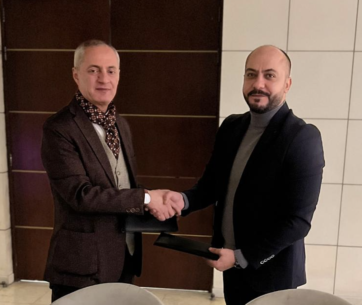 شركة دار الخبرة وشركة بوابة المستقبل توقعان اتفاقية لإنشاء محطات شحن للسيارات الكهربائية