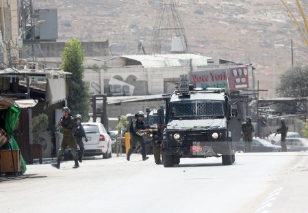 الاحتلال يشدد من اجراءاته العسكرية ويغلق طرقا رئيسية بين بلدات ومدينة الخليل