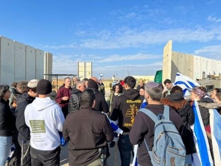 بتحريض من بن غفير.. متظاهرون يغلقون الطريق بوجه شاحنات المساعدات لغزة