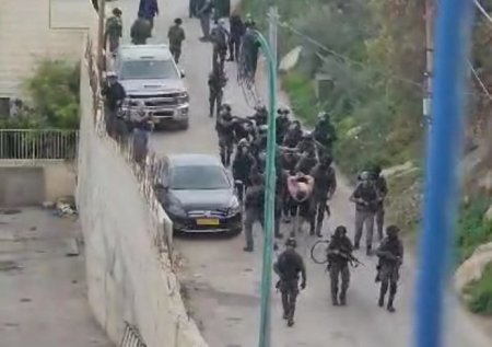 اعتقال 11 مقدسيا.. مواجهات مستمرة في قرية جبل المكبر 