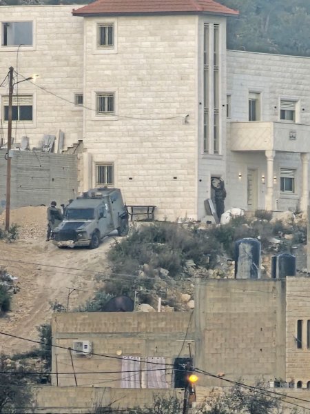 الاحتلال يحاصر منزلا في قباطية ويعتقل شابين