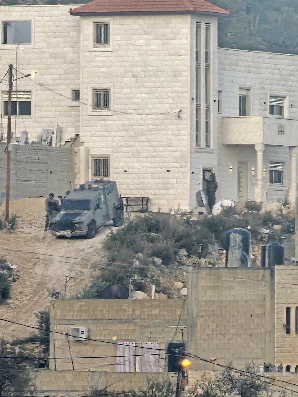 الاحتلال يحاصر منزلا في قباطية ويعتقل شابين