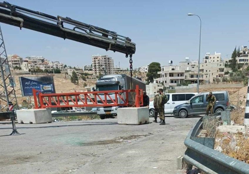 الاحتلال ينصب بوابتين حديديتين جديدتين غرب سلفيت