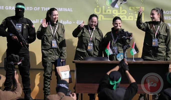 بلباسهن العسكري ..القسام تسلم الاسيرات الإسرائيليات