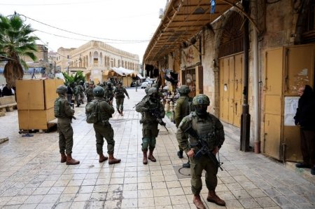 الاحتلال يواصل عدوانه على المنطقة الجنوبية في الخليل: اغلاقات وعمليات دهم وتفتيش وتحقيق ميداني وأضرار في البنية التحتية