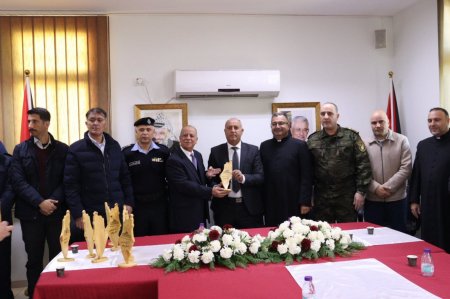 وفد من بلدية الزبابدة والآباء الكهنة يكرمون عطوفة محافظ جنين والأجهزة الامنية