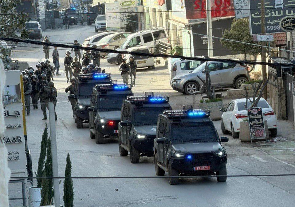 مع تواصل عدوانه لليوم الثاني: الاحتلال يخطر بهدم محال تجارية في محيط مخيم قلنديا