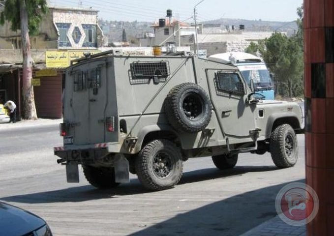 رام الله: مستعمرون يجرفون أراضي زراعية في المغير والاحتلال يحاصر القرية