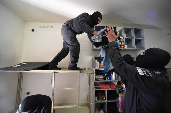 طعن احد السجانين في معتقل 