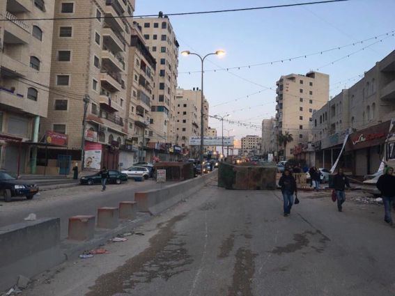 شبان من مخيم قلنديا يغلقون شارع رام الله- القدس بالكامل