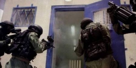 عاجل: ضرب شرطي اسرائيلي بآلة حادة في سجن النقب