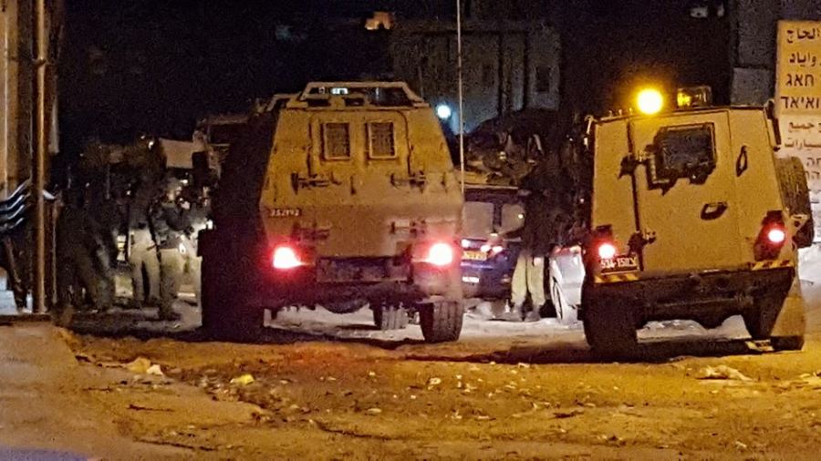 الاحتلال يعتقل أسيرا محرارا وينكل بصحفي في قرية رمانة غرب جنين