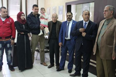 نائب المحافظ يشارك في الاحتفال بتسليم جائزة سيارة مقدمة من بنك القدس ضمن حملة يوم ورا يوم سيارة كل يوم