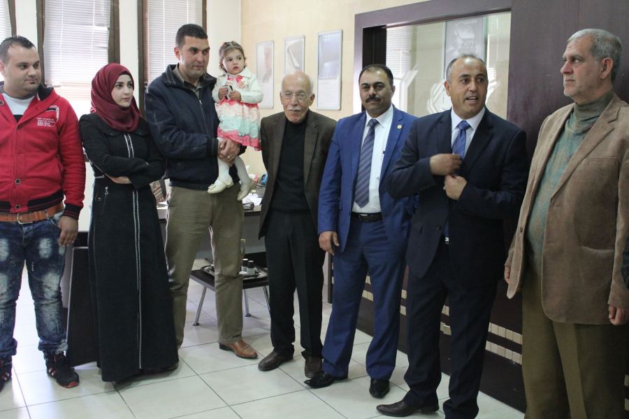 نائب المحافظ يشارك في الاحتفال بتسليم جائزة سيارة مقدمة من بنك القدس ضمن حملة يوم ورا يوم سيارة كل يوم