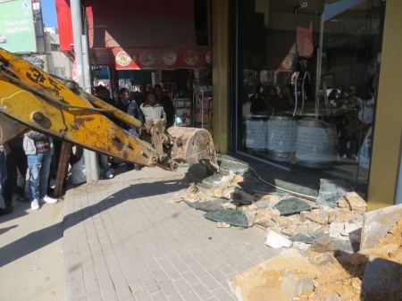 ازالة عدة إنشاءات مخالفة في مدينة جنين وذلك لتعديها على الأرصفة والطرقات