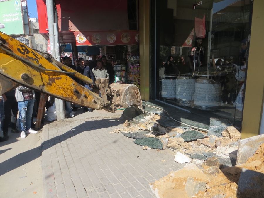 ازالة عدة إنشاءات مخالفة في مدينة جنين وذلك لتعديها على الأرصفة والطرقات