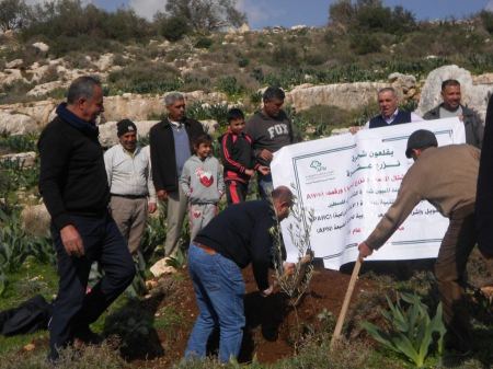 تنظيم حملة “نزرع لنحيا” في خربة المكحل المحاذية للمستوطنات جنوب غرب جنين