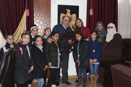 طالبات مدرسة الشهيدة منتهى الحوراني تطلع المحافظ رمضان على احتياجاتها التربوية