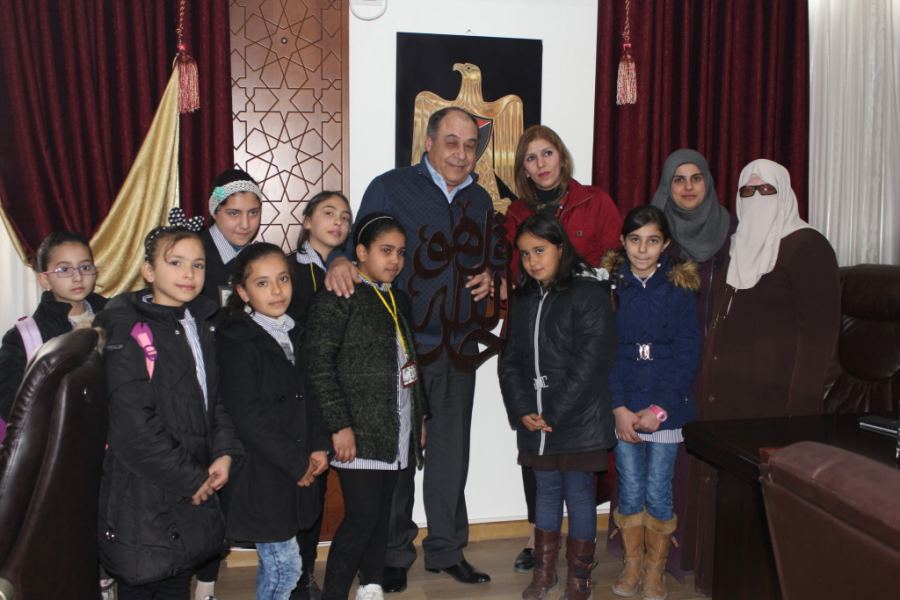 طالبات مدرسة الشهيدة منتهى الحوراني تطلع المحافظ رمضان على احتياجاتها التربوية