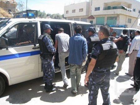 القبض على شخصين بتهمة حيازة و تجارة المخدرات 