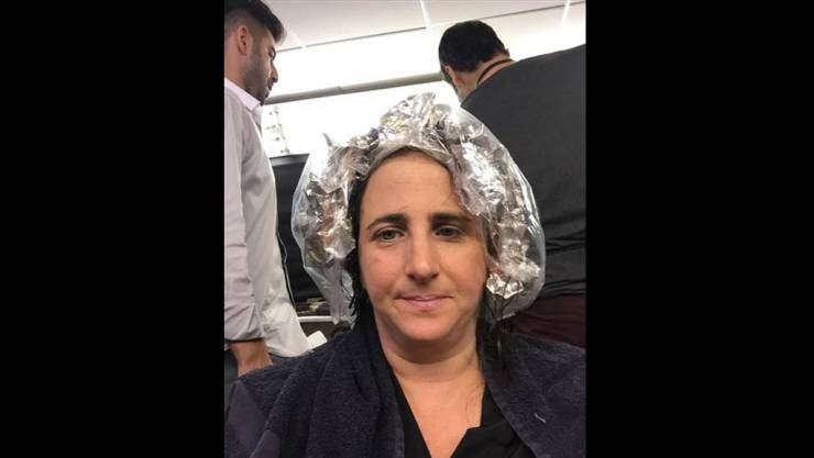 صبغت شعرها وبعد 24 ساعة كانت الصدمة.. لن تصدقوا ما حدث لها!