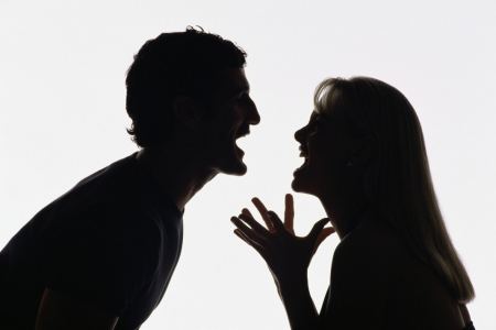 أردني يطلق زوجته يوم ولادتها لطفله بعد أن اكتشف اتفاقها مع مشعوذ .. تفاصيل