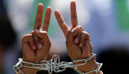 بعد مقاطعة المحاكم.. الأسرى يلوحون بالاضراب الجماعي