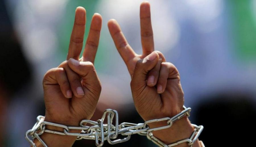 بعد مقاطعة المحاكم.. الأسرى يلوحون بالاضراب الجماعي