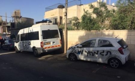 مستوطنون يخطون شعارات عنصرية ويعطبون مركبات المواطنين جنوب الأقصى