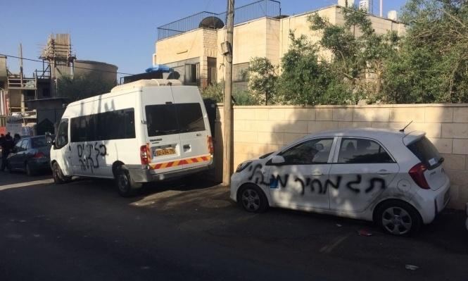 مستوطنون يخطون شعارات عنصرية ويعطبون مركبات المواطنين جنوب الأقصى