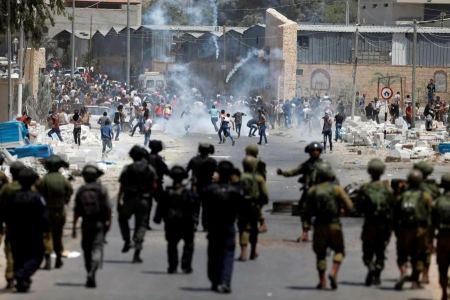مواجهات عنيفة وأجواء متوترة في بلدة حزما بالقدس