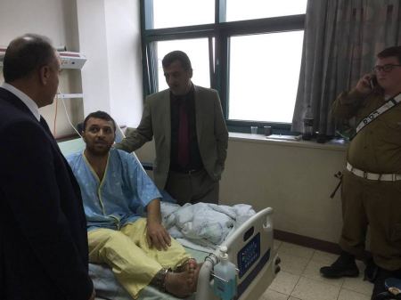 بناء على توجيهات المحافظ رمضان وفد من المحافظة يطمئن على صحة المعتقل الجريح محمد مبروك جرار في مستشفى العفولة