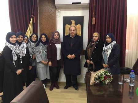  المحافظ رمضان يطلع على مبادرة المكتبة الإلكترونية لطالبات مدرسة بنات الطيبة الثانوية