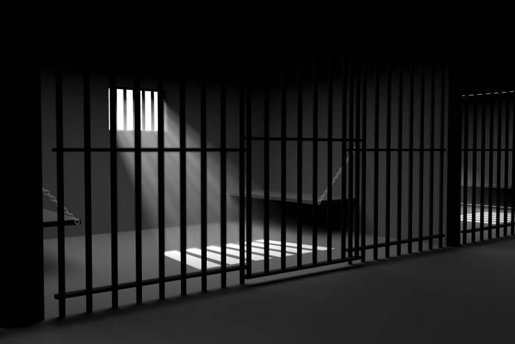 الاحتلال ينقل أسيراً مضرباً عن الطعام إلى الزنزانة