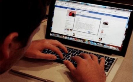  القبض على شخص بالخليل امتهن الابتزاز الالكتروني وتحصل على مبالغ ومصاغ ذهبي من ضحاياه