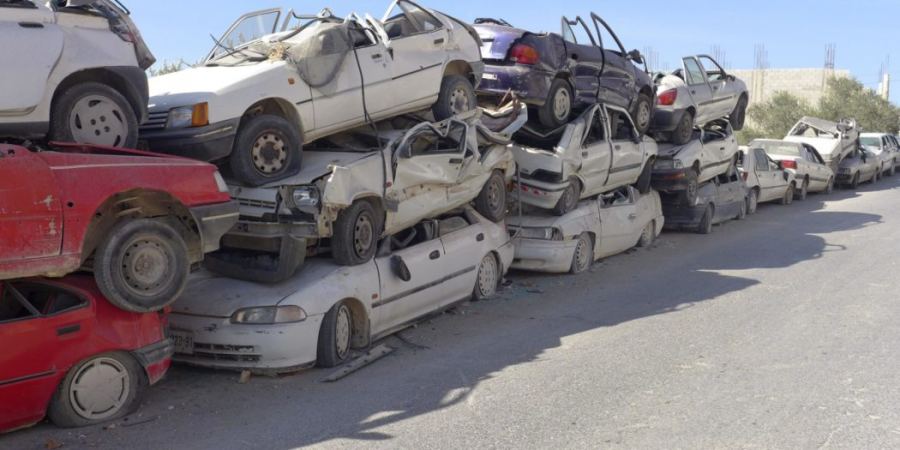 شرطة جنين تتلف (125) مركبة غير قانونية