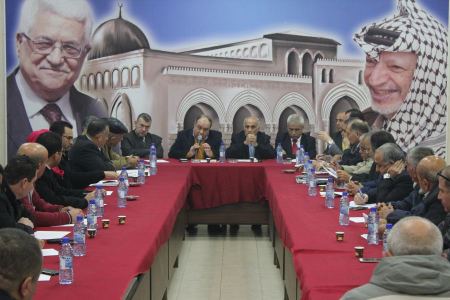 المحافظ رمضان يرأس اللقاء الموسع لمناقشة تقارير اللجنة المكلفة والهيئات المحلية بتسوية الأراضي الحكومية