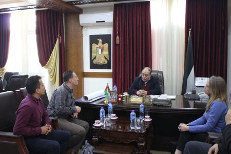  المحافظ رمضان يطلع مكتب الأوتشا على انتهاكات الاحتلال في محافظة جنين