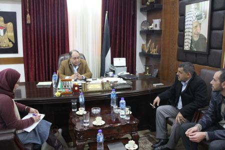 وكالة الغوث الدولية تطلع المحافظ رمضان على حملة " كرامة لا تقدر بثمن "