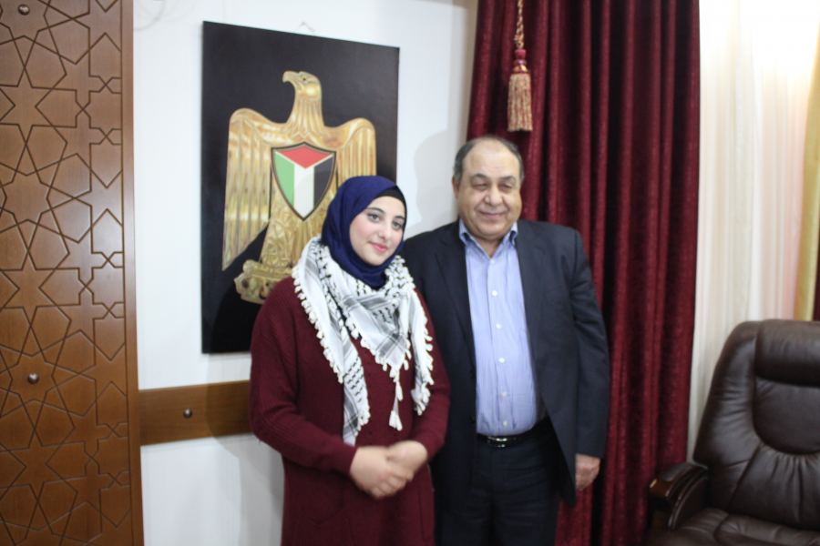 المحافظ رمضان يكرم الأسيرة المحررة أمل قبها