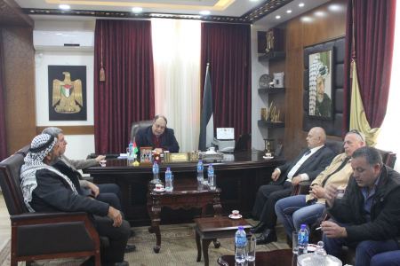  المحافظ رمضان يستقبل وفدا من عائلة آل جرار