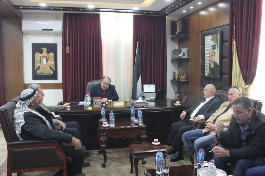  المحافظ رمضان يستقبل وفدا من عائلة آل جرار