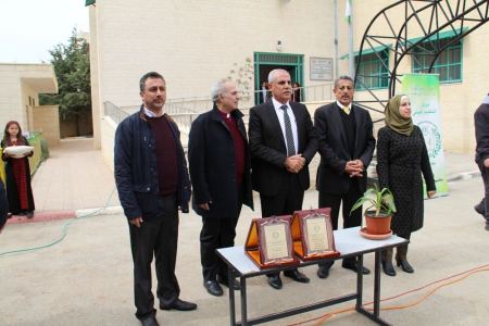 بيت لحم: المطران عازر يُسلّم جوائز مسابقة الحديقة النباتية المدرسية