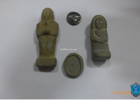 الشرطة تضبط تمثالين وقطع يشتبه أنها أثرية وتلقي القبض على شخص في جنين