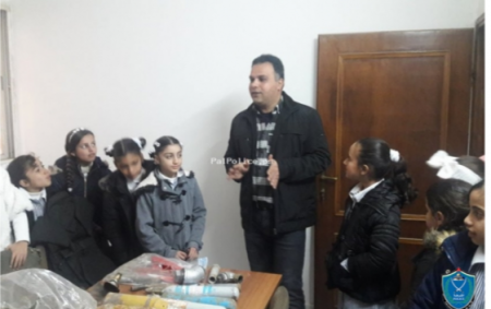 وفد طلابي من طالبات مدرسة بنات الطيبه الاساسية يزور الشرطة في جنين